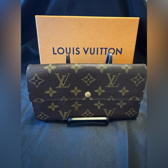 Louis Vuitton Sarah LV Brown Monogram Wallet with Snap - Picture 1 of 16